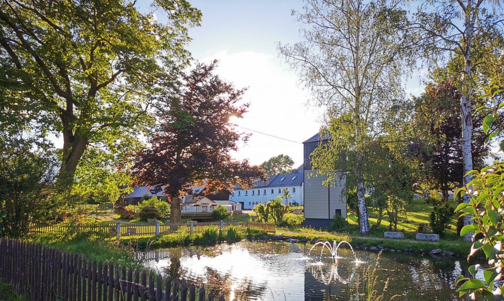 Der Dorfteich in Isaar liegt auf der Strecke der Landkreisumrundung