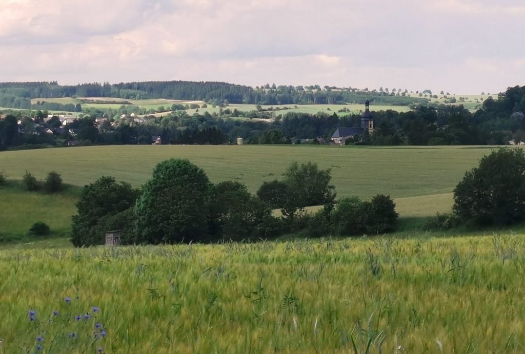 Weiter Blick auf den Ort Regnitzlosau im Landkreis Hof