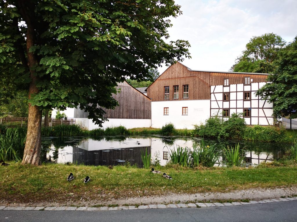 Bauernhaus an einem Dorfteich