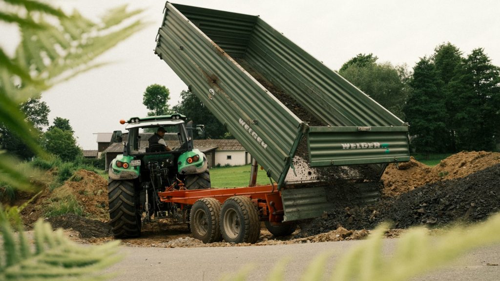 Traktor bei der Ernte