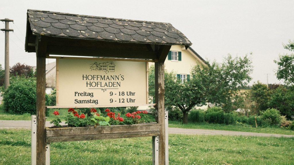 Hoffmann's Hofladen Schild mit Öffnungszeiten