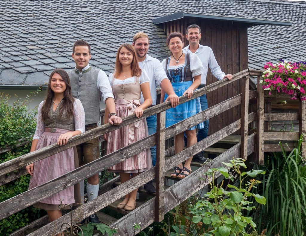 Auf dem Bild von oben beginnend zu sehen: Peter und Sabine Hoffmann mit Tochter Anna und Michael sowie Tochter Katharina und Jonas