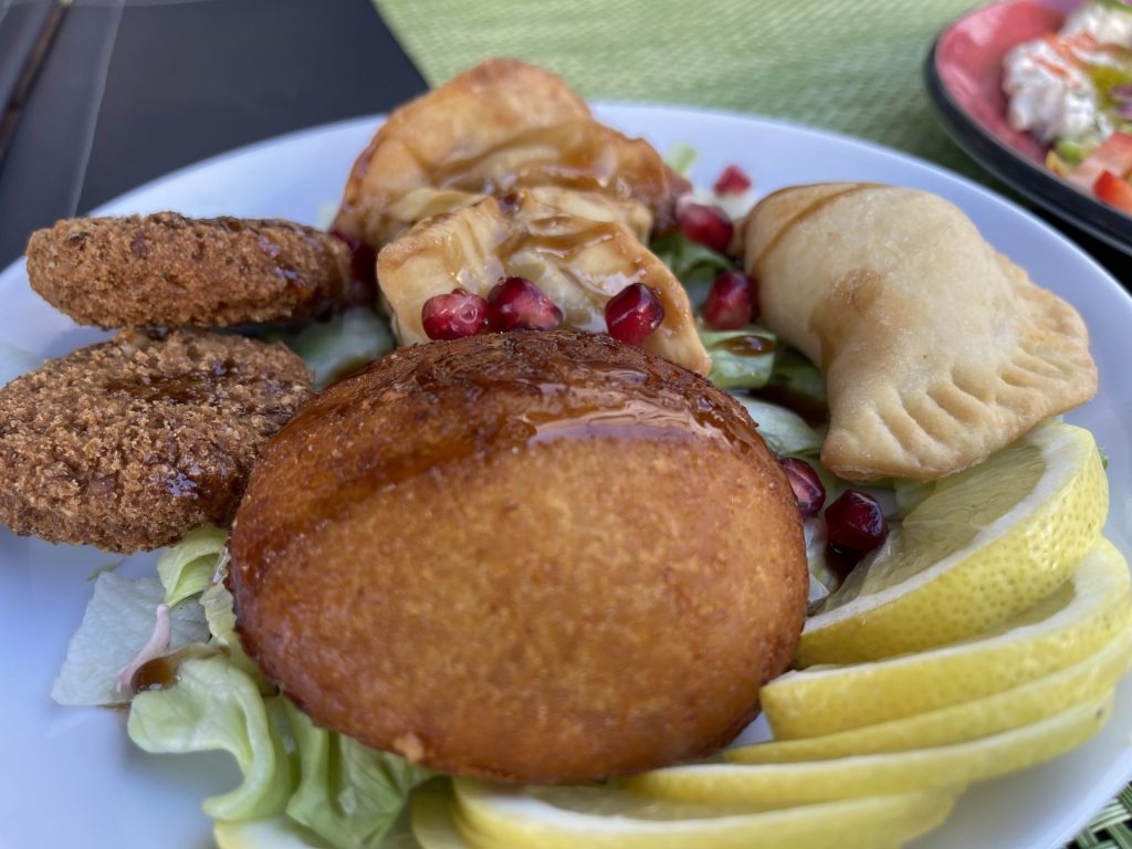 Verschiedene Teigtaschen und Falafel mit Granatapfelkernen und Zitrone