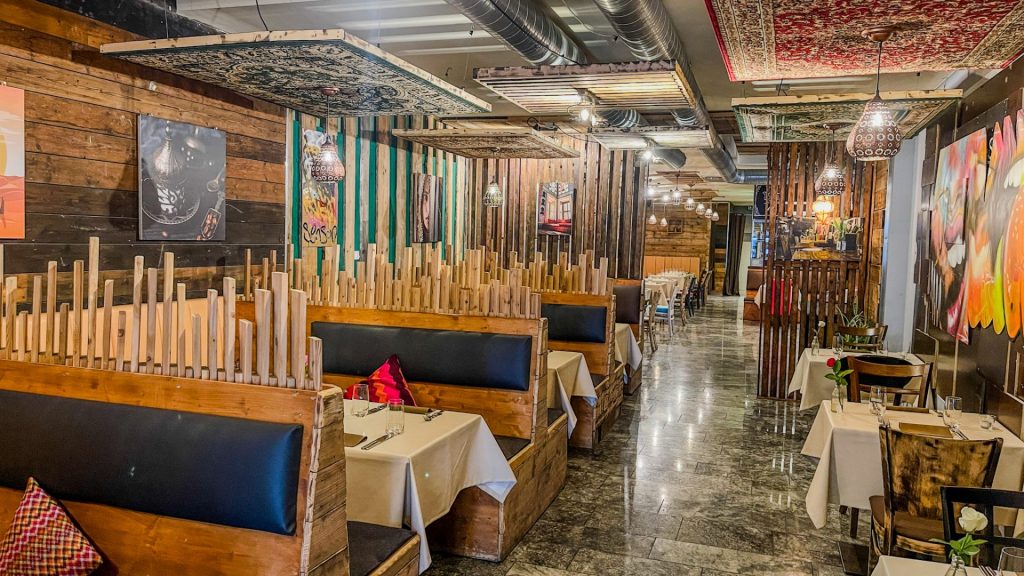 Orientalische Wandteppiche an der Decke des syrischen Restaurants