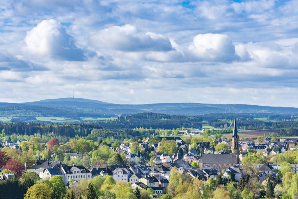 Weiter Blick auf die Stadt Münchberg