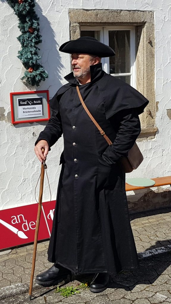 Einer der Gästeführer im Hofer Land: Leo Čepera in schwarzer Kleidung