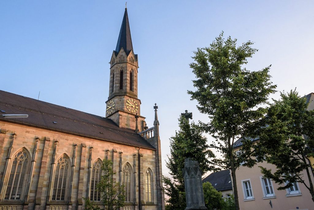 Stadtkirche in Münchberg beim Sonnenuntergang