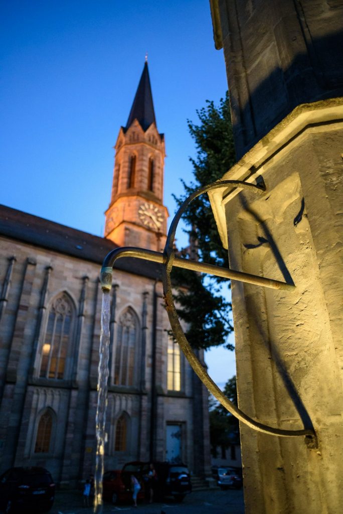 Kirchturmspitze der Stadtkirche in Münchberg bei Nacht