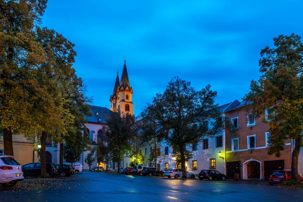 Der Maxplatz der Stadt Hof bei Nacht