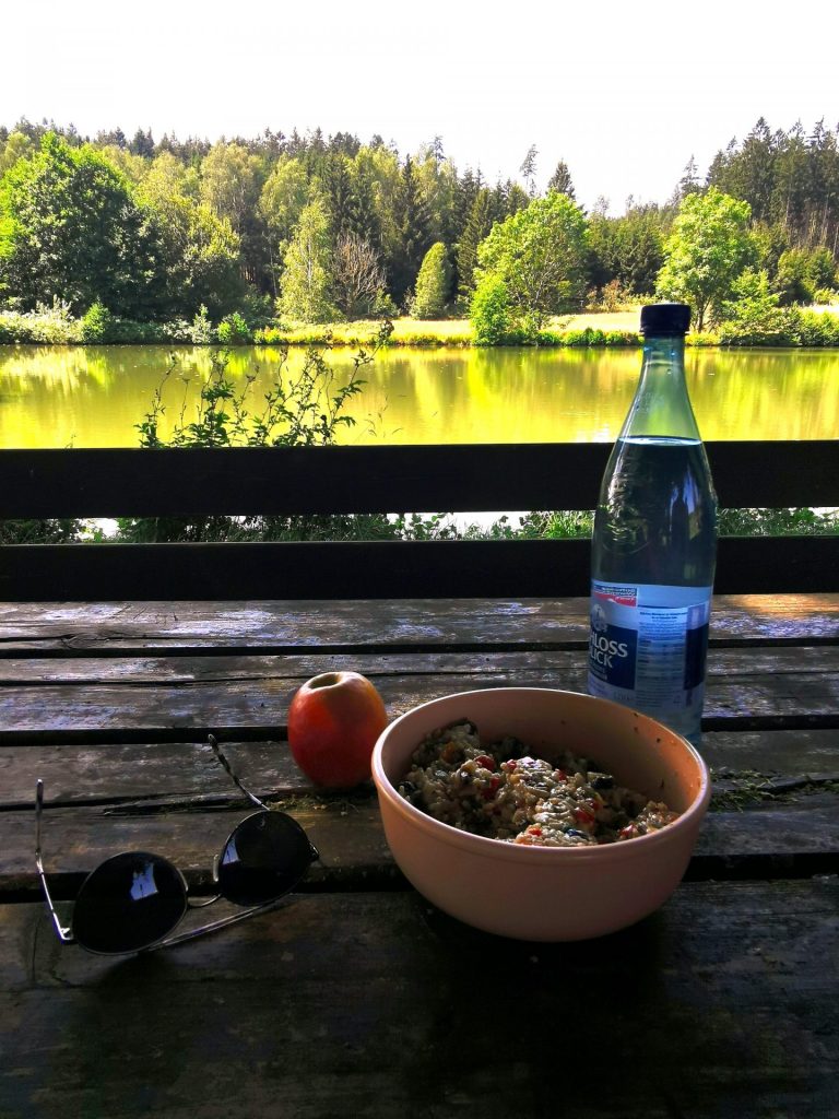 Brotzeit am Angelteich im Wald