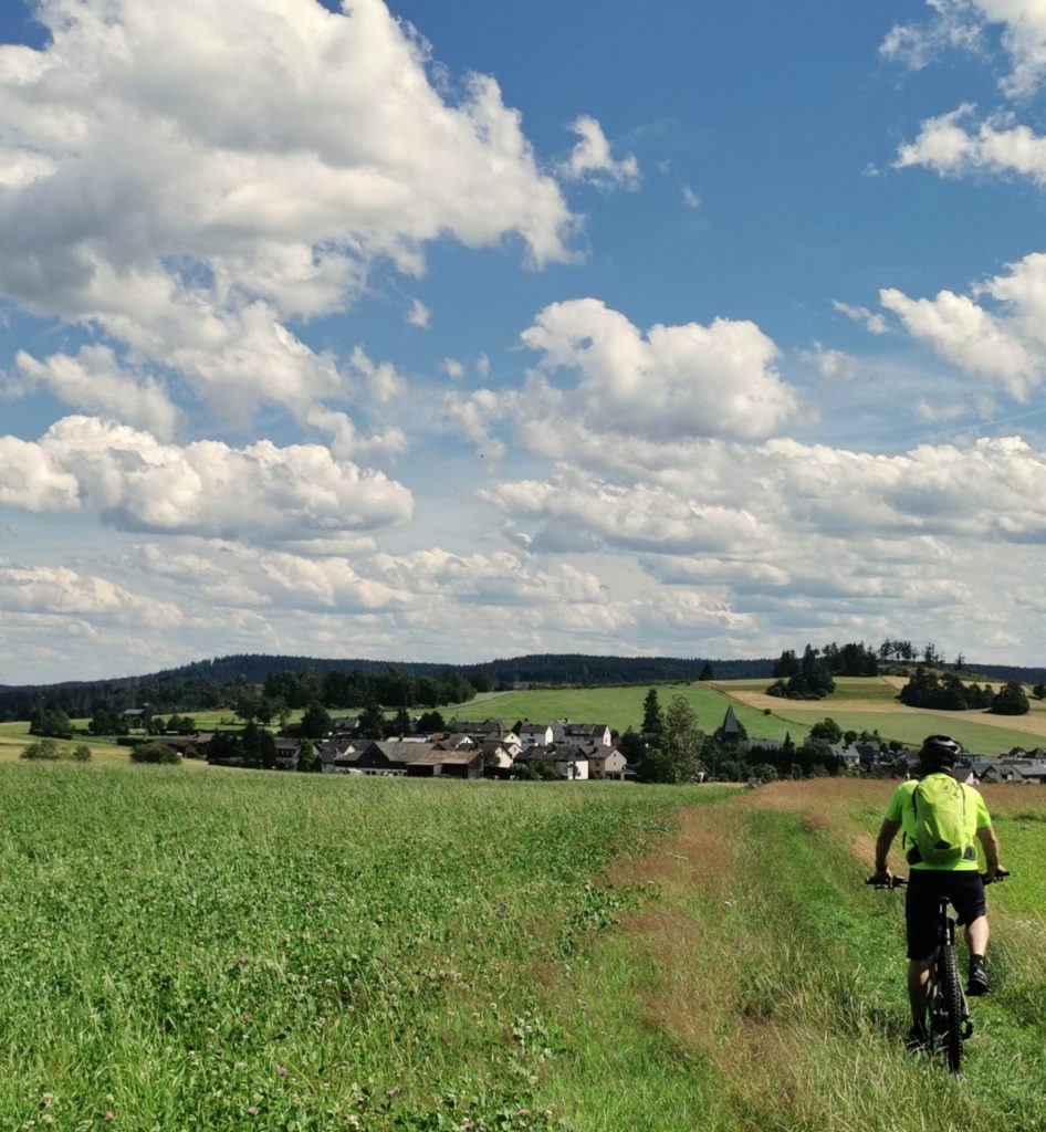 Heike Sommermann beim Radfahren im Hofer Land