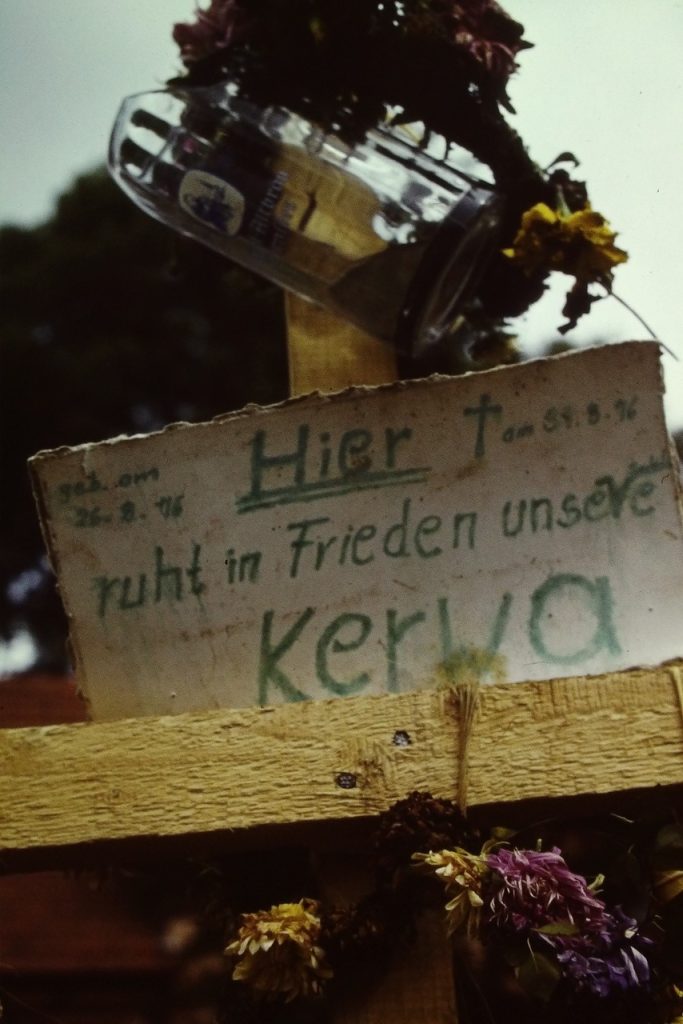 Schild, das für die sogenannte Beerdigung der Kerwa angebracht wurde