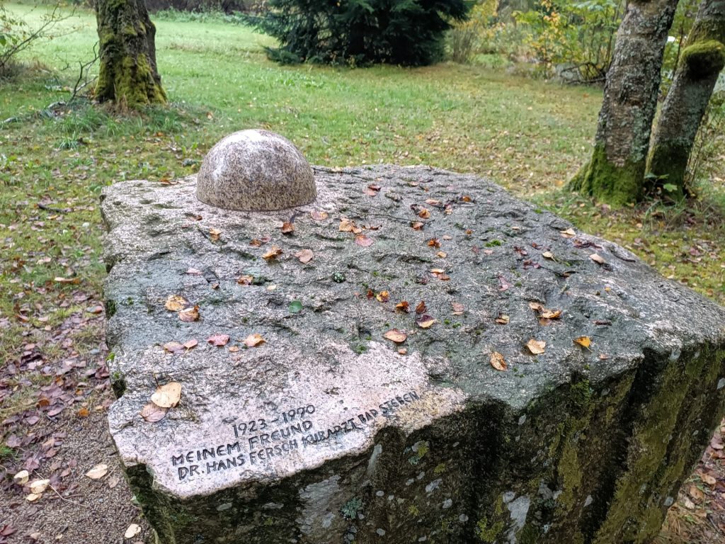 Das Foto zeigt einen Marmortisch, der Dr. Hans Fersch gewidmet ist. Vorne ist die Gravur, hinten eine Halbkugel.