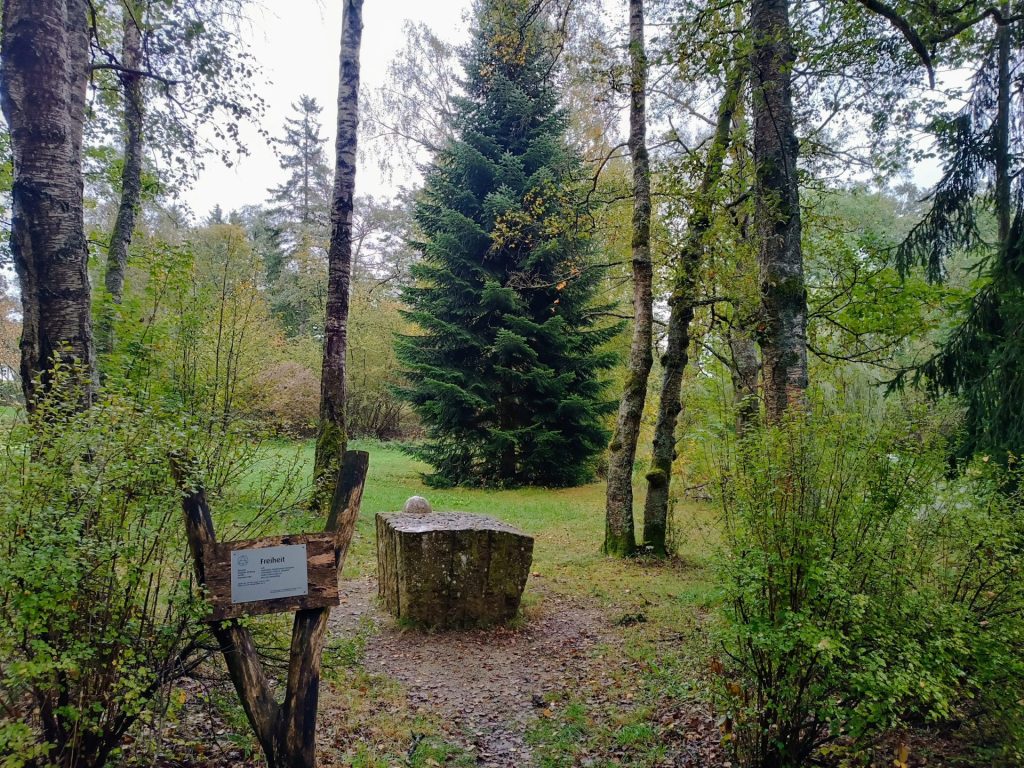 Das Foto zeigt einen Marmortisch, der Dr. Hans Fersch gewidmet ist. Vorne ist die Gravur, hinten eine Halbkugel.