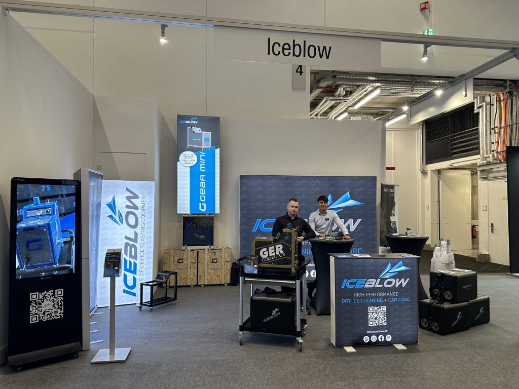 Mitarbeiter von Iceblow stehen an ihrem Messestand auf einer Automesse