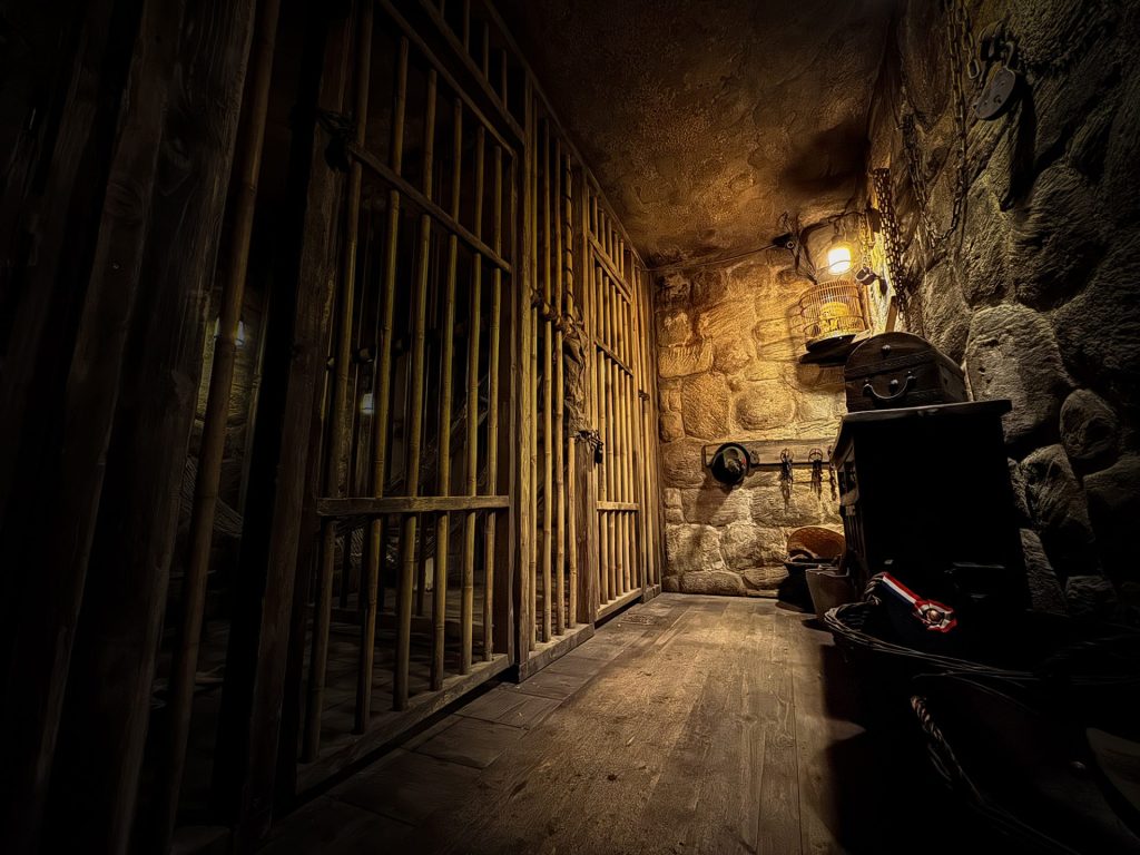 Gefängnis aus Holzstäben im Escape Room Bad Steben