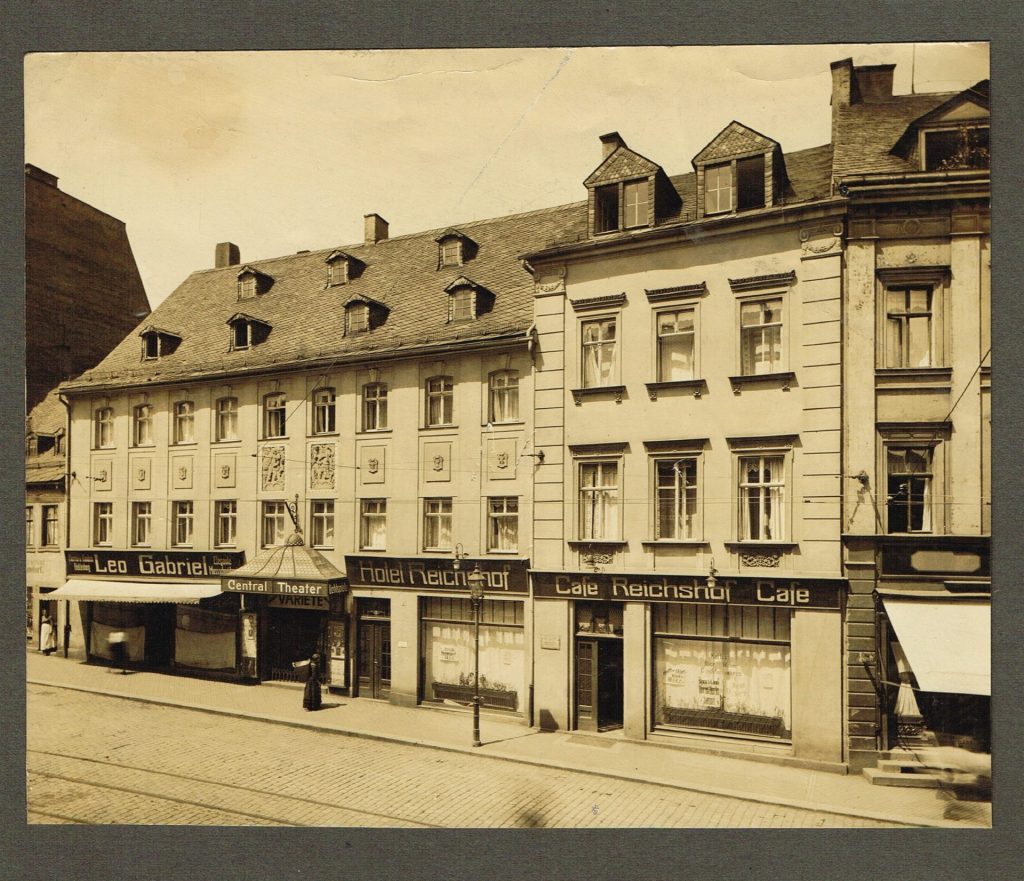 Central Kino Hof schwarz weiß Aufnahme