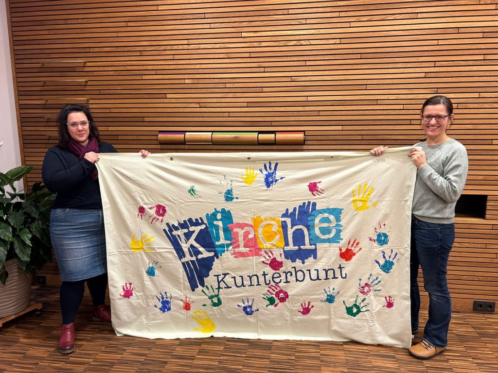 Die Organisatorinnen der familienfreundlichen Kirche mit ihrem Banner