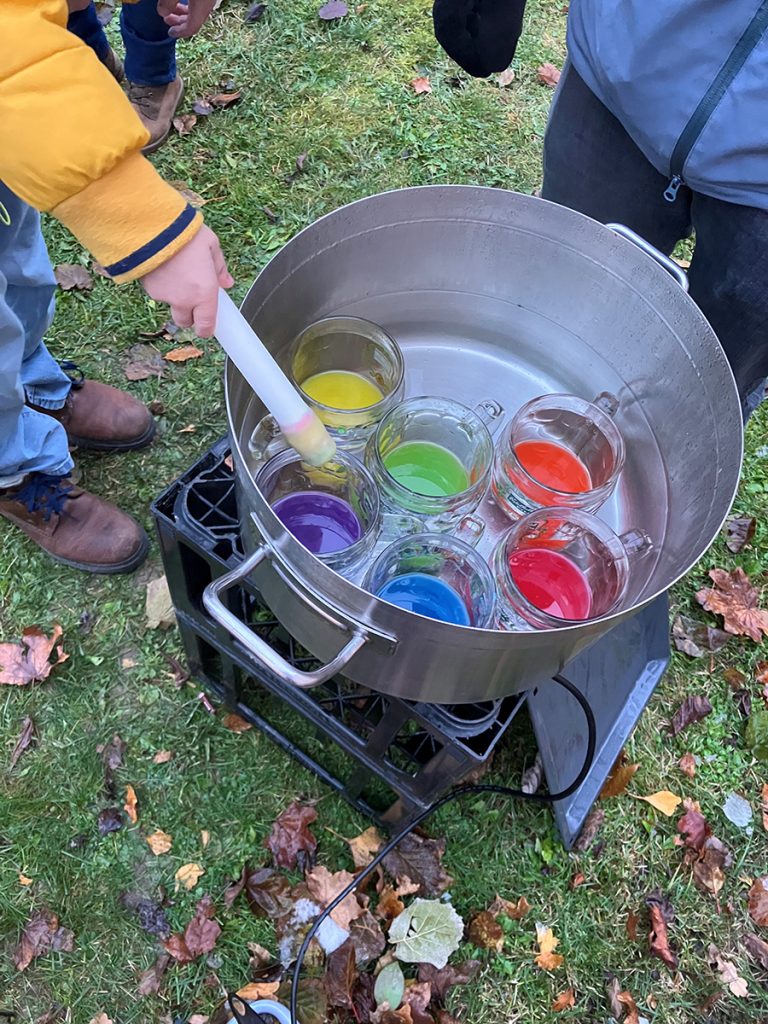 Kinder experimentieren mit Farben in der Familienkirche