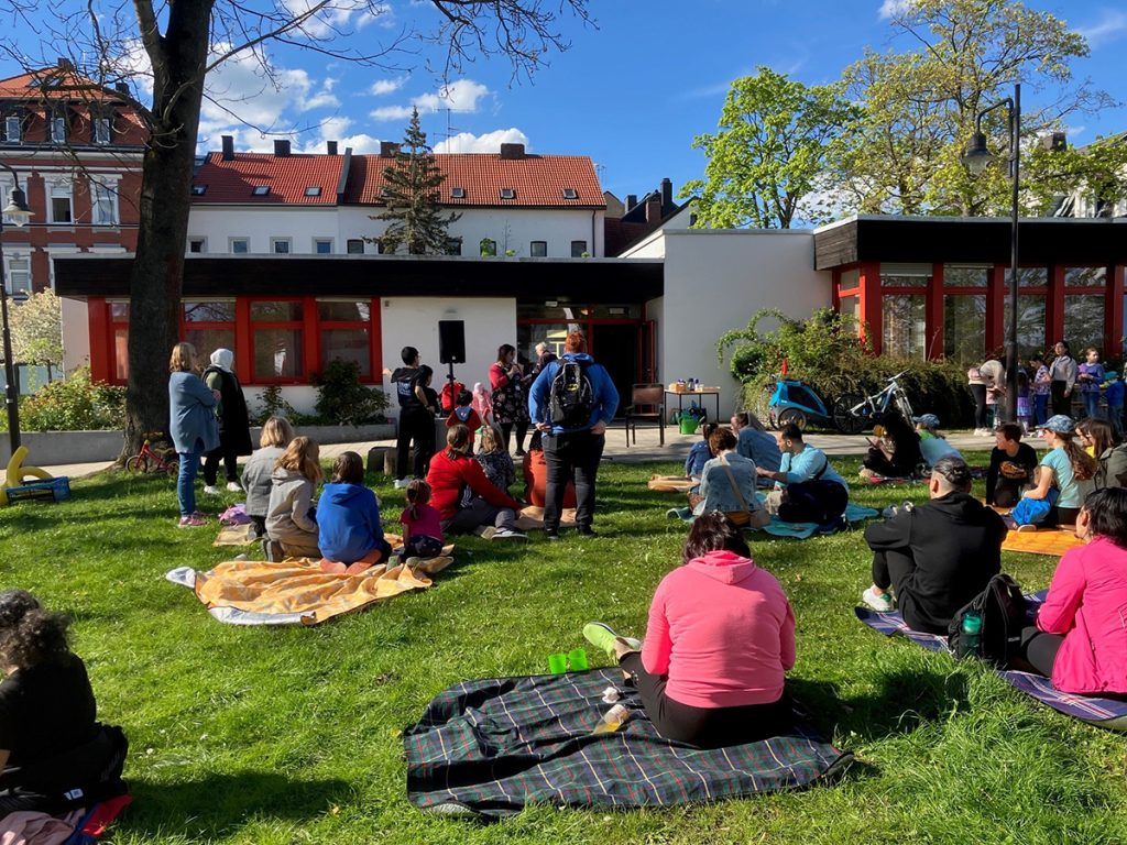 Die familienfreundliche Kirche in Hof beim Gottesdienst im Freien