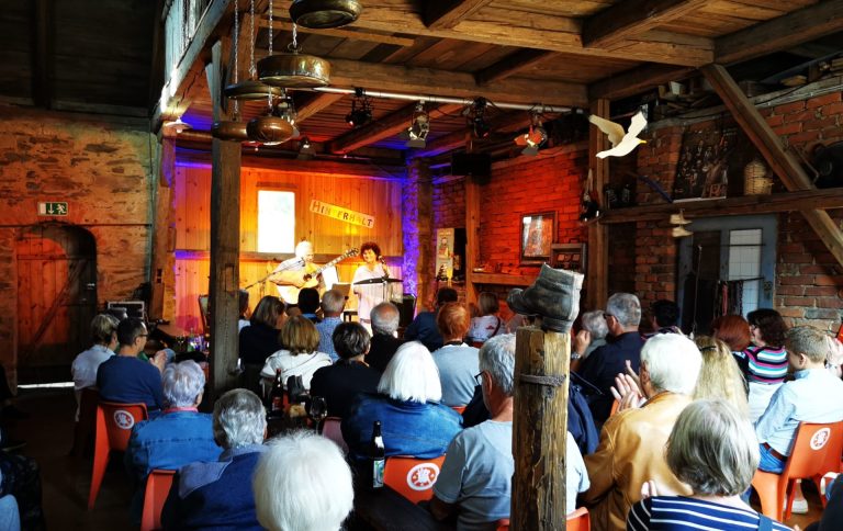 Publikum blickt auf die Musiker auf der Kleinkunstbühne Hinterhalt in Schwarzenbach