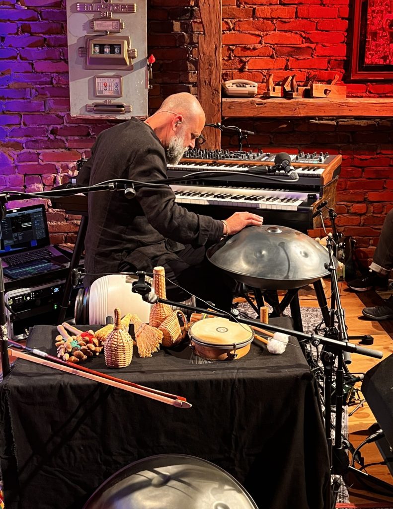 Musiker Martin Kälberer auf der Kleinkunstbühne im Hofer Land