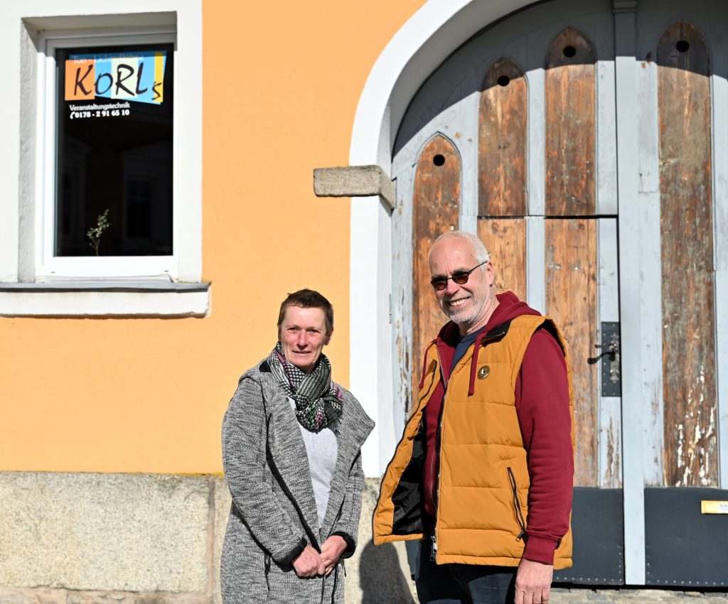 Carmen (links) und Karl (rechts) vor dem Eingang zu der Kulturstätte
