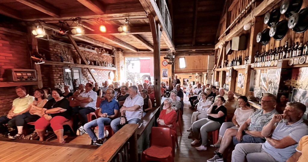 Jeder Stuhl in der Scheune der Kleinkunstbühne Hinterhalt ist mit Besuchern besetzt