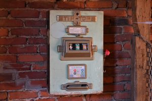 Ein alter Spielautomat hängt an der Mauer des Veranstaltungsortes