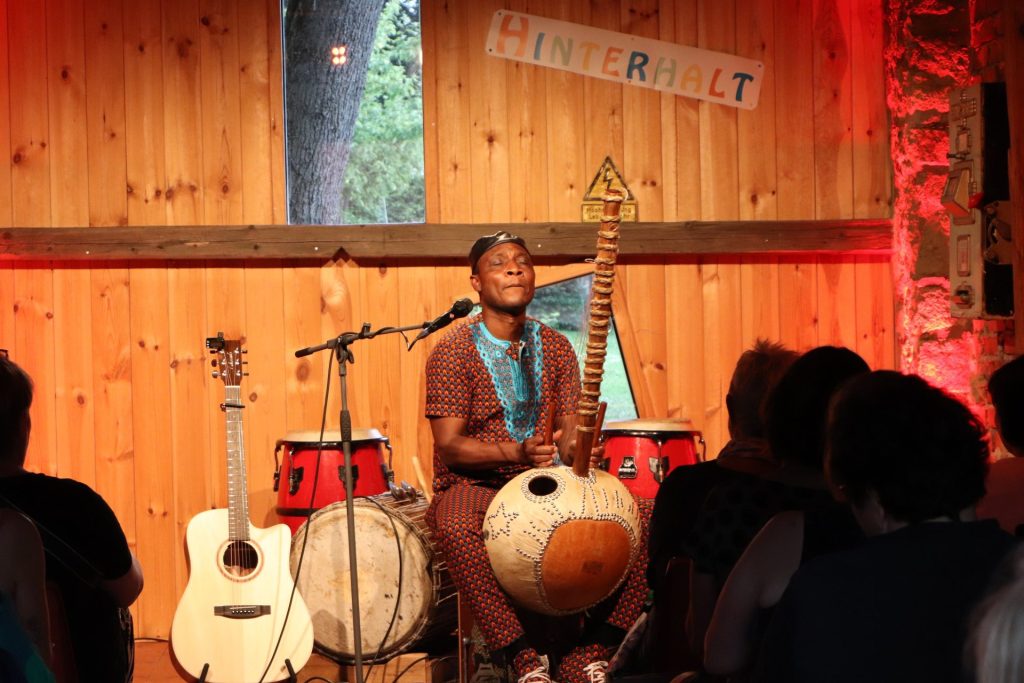 Adjiri Odametey spielt seine afrikanische Harfe auf der Kleinkunstbühne im Hofer Land