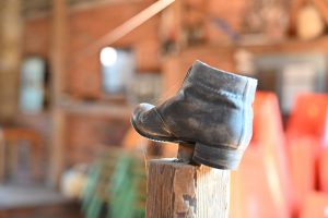 Ein historischer Schuh wird in der Scheune dekorativ zur Schau gestellt