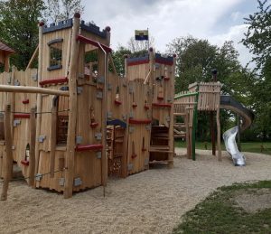 Spielplatz am Bismarckturm in der Stadt Hof im Jahr 2025