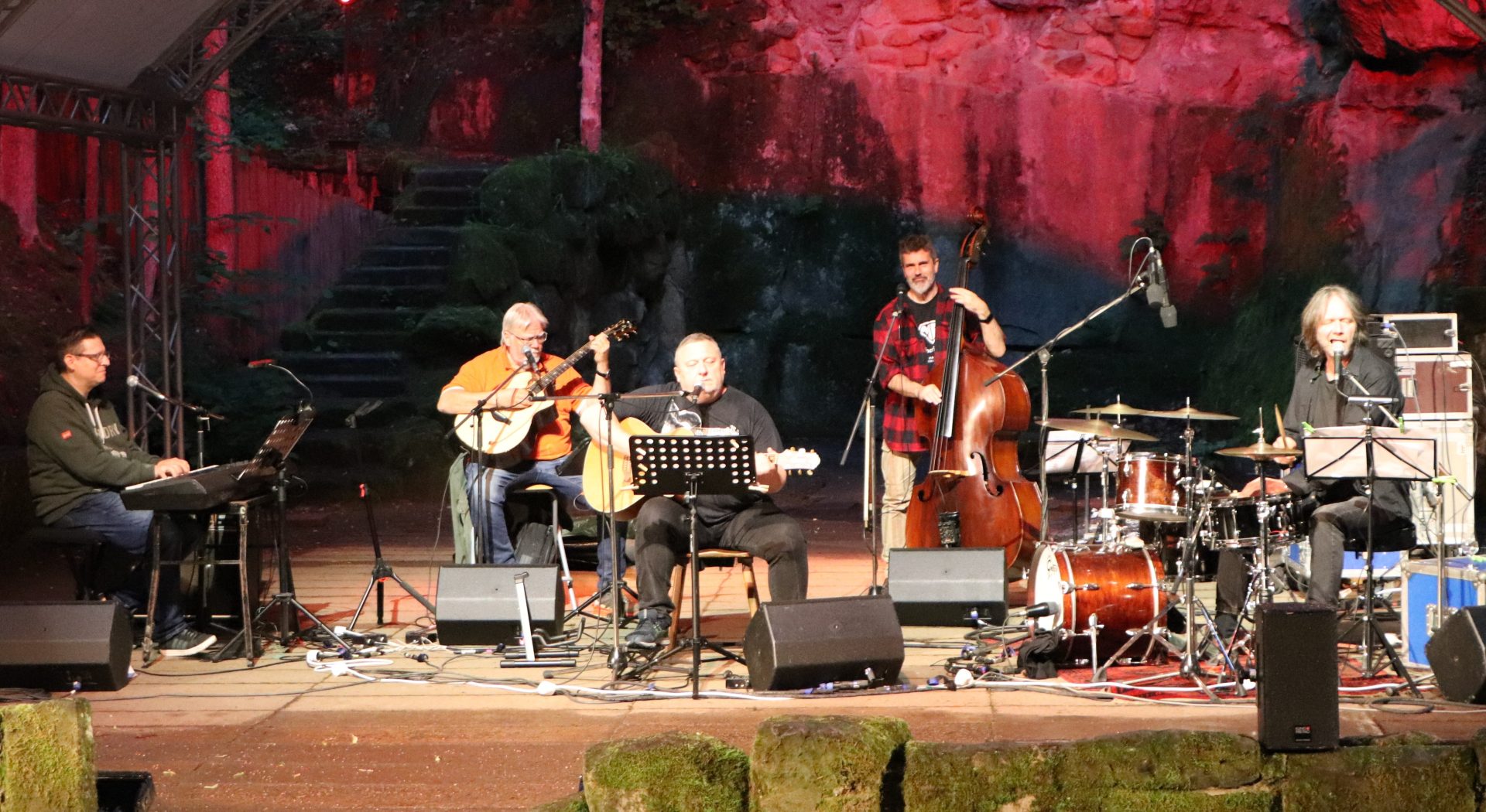 Band Waldschrat spielt auf Naturbühne
