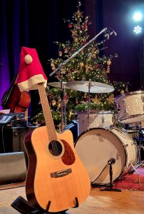 Gitarre mit Nikolausmütze