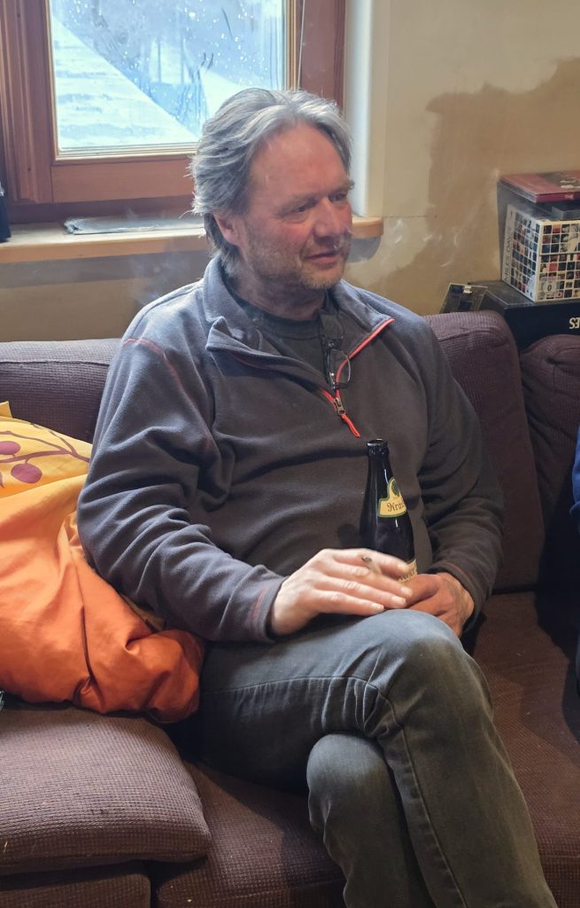 Harry Tröger auf seinem Sofa im eigenen Musikstudio