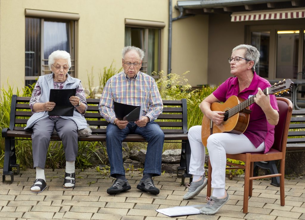 Drei Senioren musizieren gemeinsam