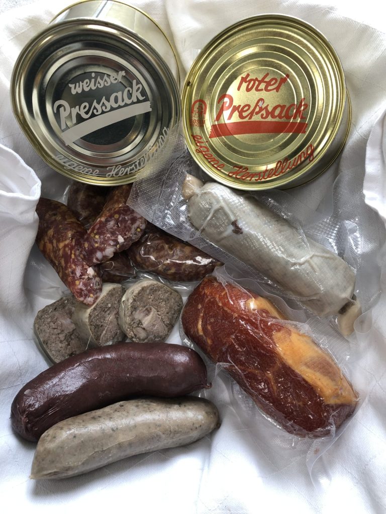 Fränkischer Brotzeitkorb mit Blutwurst, Leberwurst und Pressack