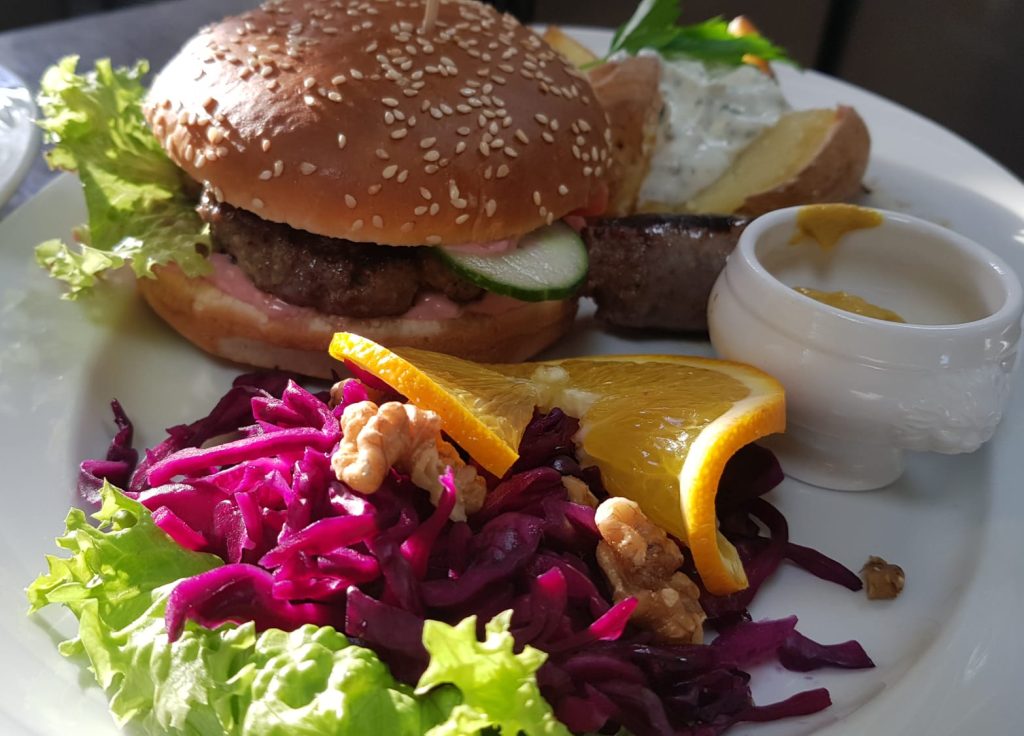 Wildburger mit Rotkohl und Salat