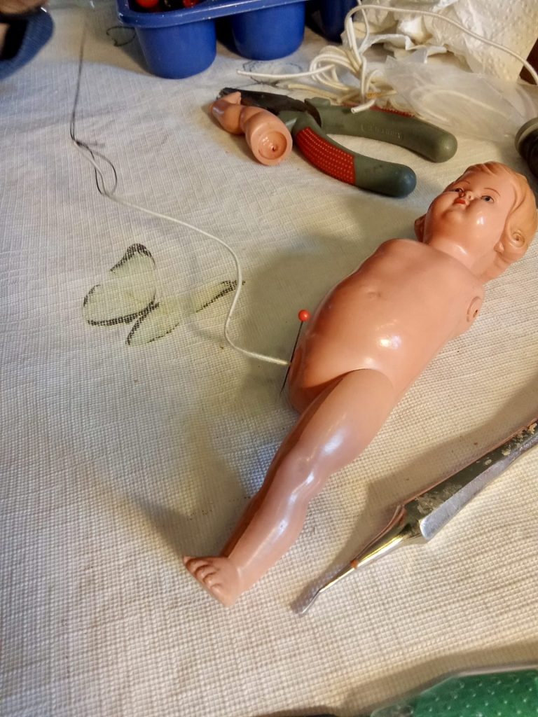 Puppe während des Reparaturprozess