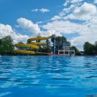 Alles bereit für die Badegäste - am frühen Morgen im Freibad Münchberg, wenn der Nebel noch über dem stillen Wasser hängt