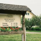 Hoffmann's Hofladen Schild mit Öffnungszeiten