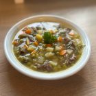 Hofer Schnitz Eintopf mit Karottenstücken, Kartoffelwürfeln, Fleischstücken und Petersilie